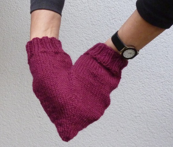 Mit dem Herzhandschuh können Paare auch bei Minustemperaturen Händchen halten 
